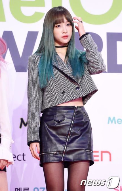 오늘자 초록색으로 염색한 하니 | 인스티즈