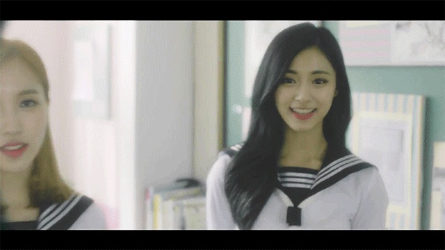 [트와이스] 일본인 멤버가 있다는 점을 잘 활용한 세라복 컨셉..ㅎㅎ .gif | 인스티즈