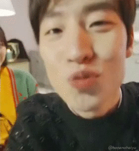 오늘자 브이앱 이제훈-신민아.gif | 인스티즈