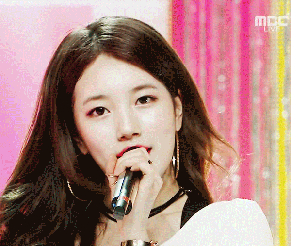 안어울리는색이 없는 수지.gif | 인스티즈