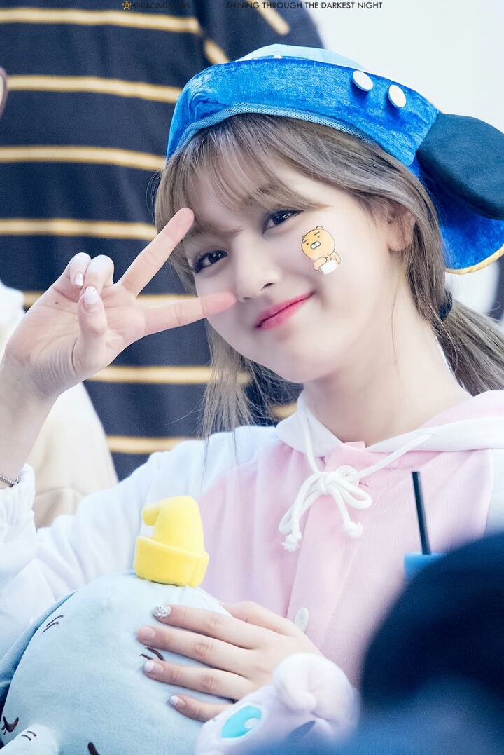 [트와이스] 지효:(폴짝)(줍줍)다혀나 이거 떨어져써... | 인스티즈