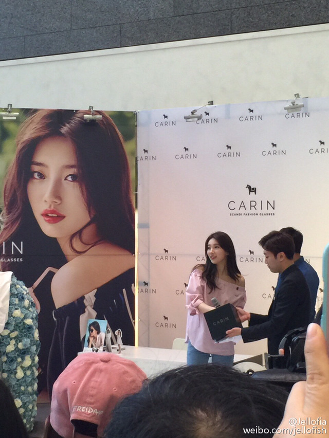 오늘자 수지가 단 배지 | 인스티즈