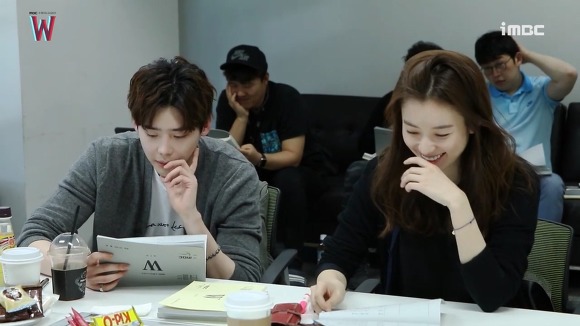 대본리딩하는 한효주.gif | 인스티즈