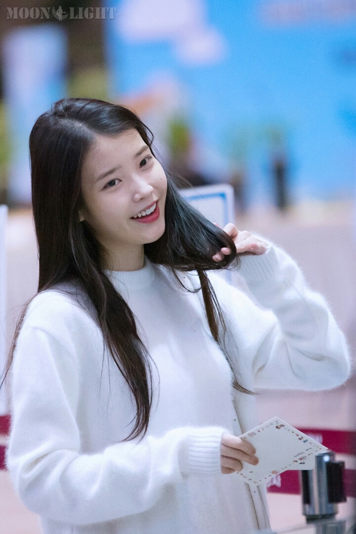 아이유 흰 니트 • 청바지 코디.jpg | 인스티즈
