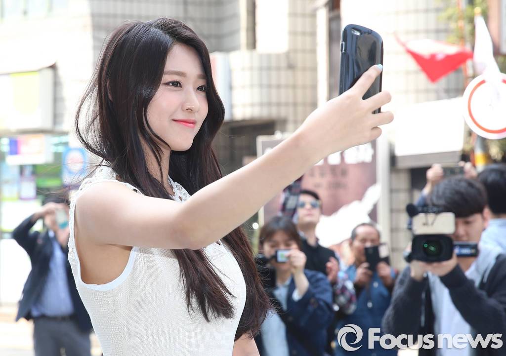 큰 사진으로 보는 오늘자 에이핑크 오하영-조보아-AOA 설현.jpg (20대 총선 사전 투표) | 인스티즈