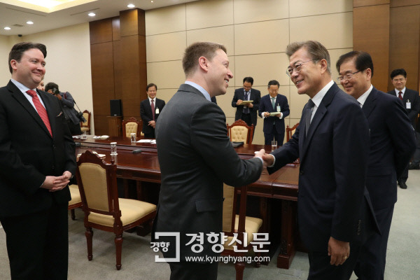 백악관 특사들과 인사하는 문재인 대통령 .jpg | 인스티즈