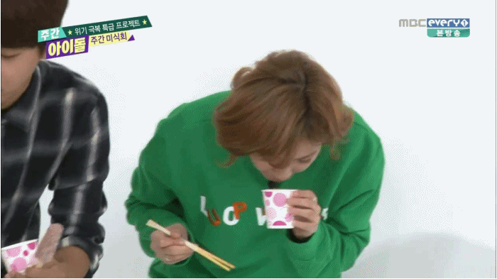 [주간아이돌] 불족발+짬뽕 먹고 입에 불나는 하영이 | 인스티즈