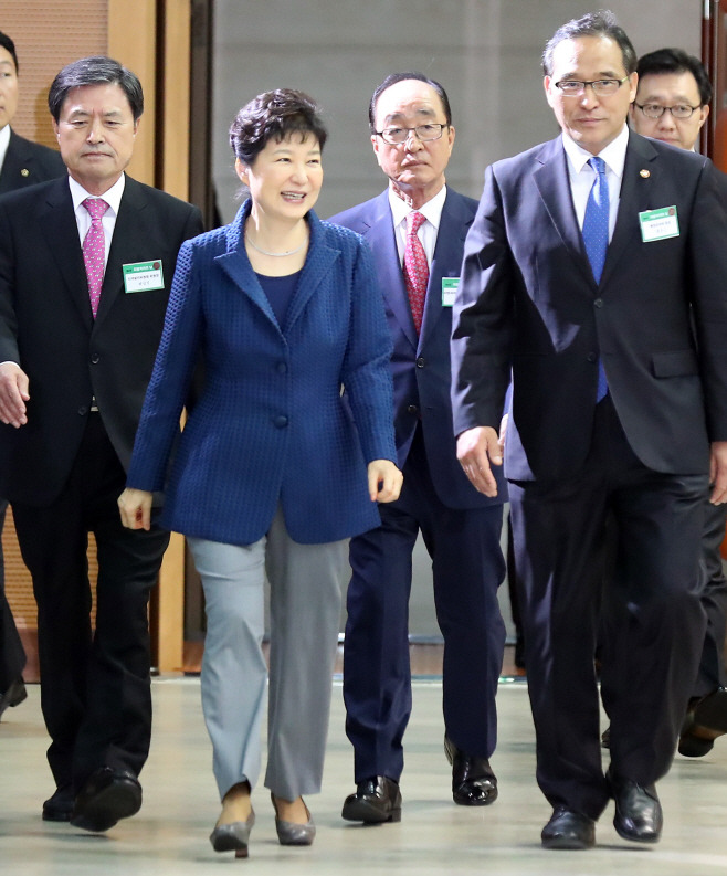 오늘자 웃는 박ㄹ혜 대통령 | 인스티즈
