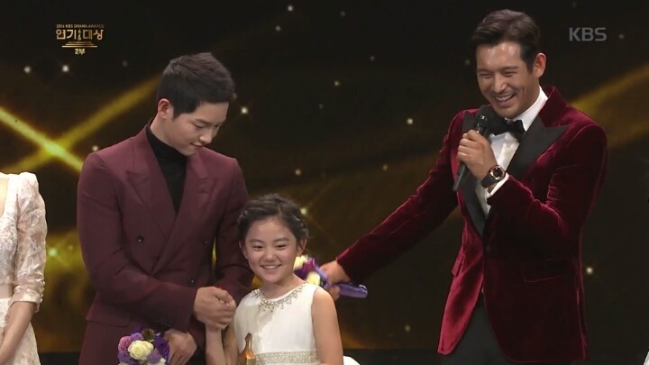 박보검 심기 불편한 표정.gif | 인스티즈