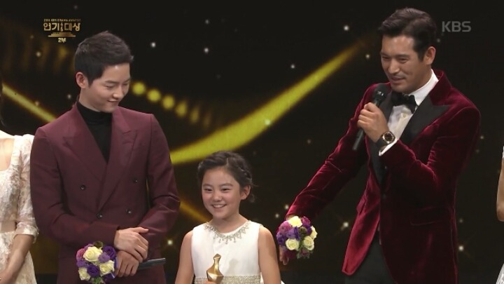 [KBS연기대상] 오지호와 베스트커플상 타러 나와서 송중기만 바라보는 아역배우 허정은.jpg | 인스티즈