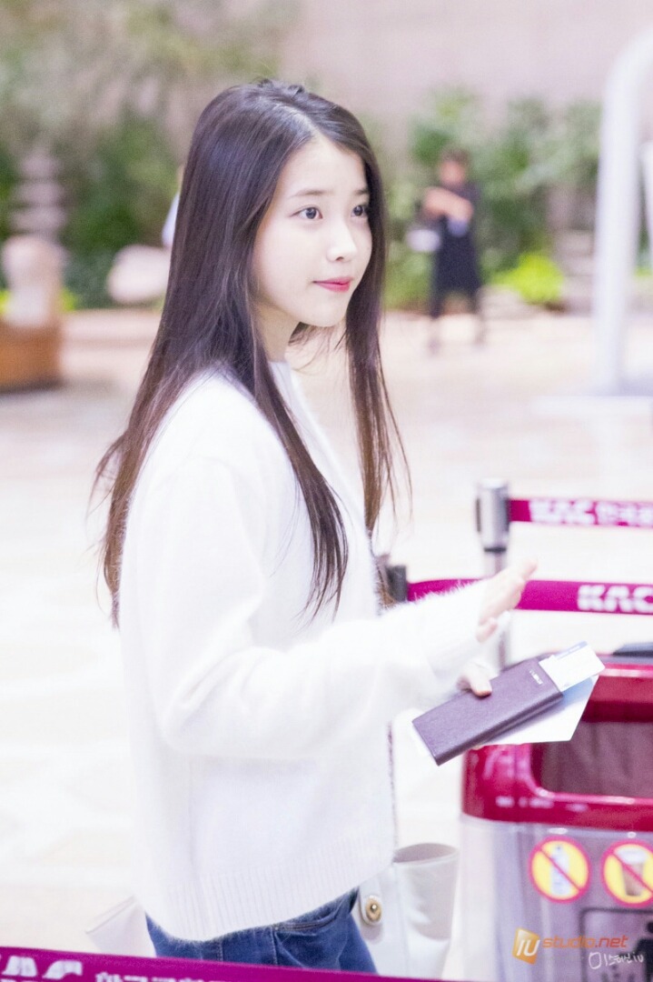 아이유 흰 니트 • 청바지 코디.jpg | 인스티즈