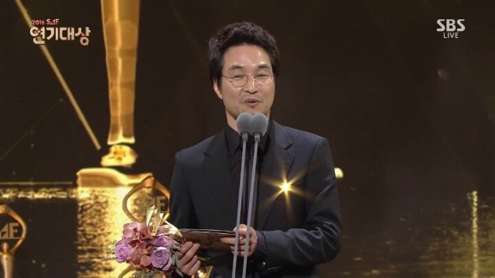 sbs 연기대상에서 금반짝이 위치선정 ㄷㄷㄷ.jpg (feat 한석규) | 인스티즈