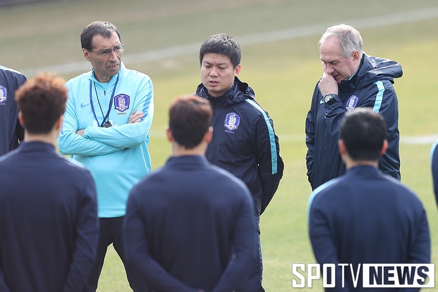 오늘자 굳은 표정으로 회복 훈련하는 축구대표팀 | 인스티즈