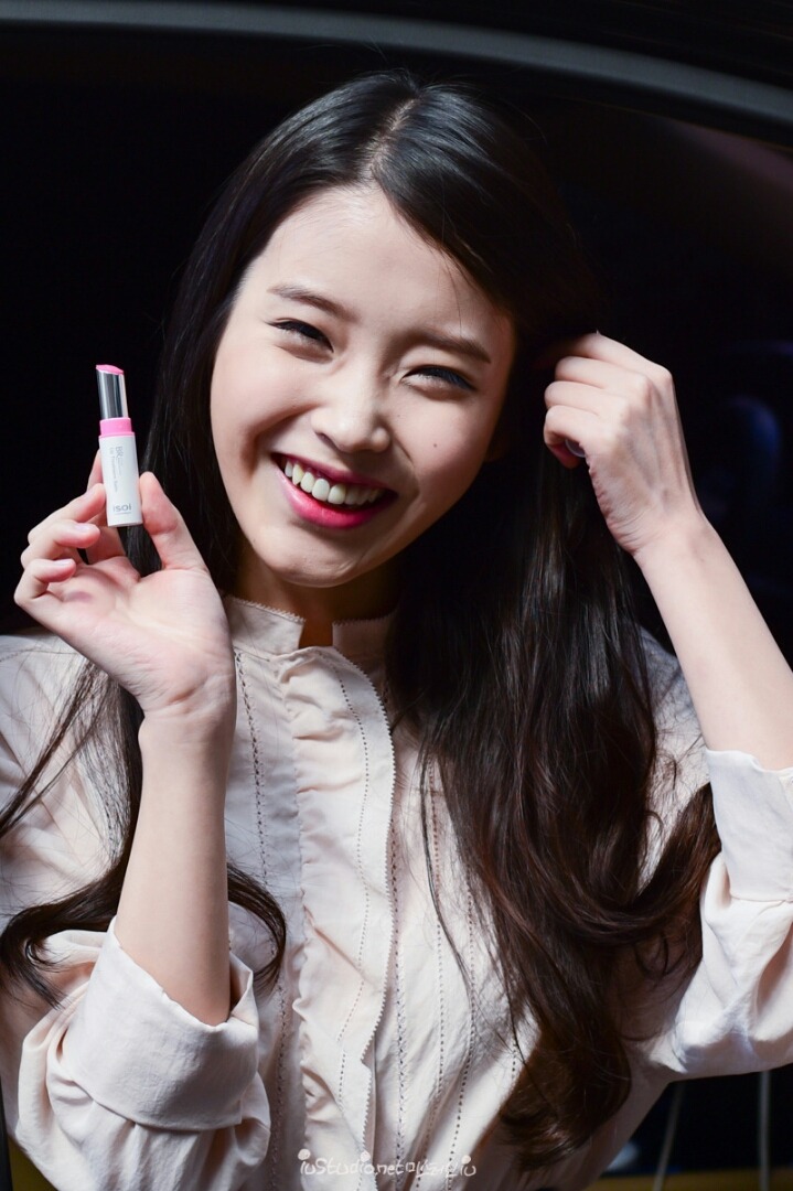 팬들앞에서 립스틱 광고찍는 아이유.jpg | 인스티즈