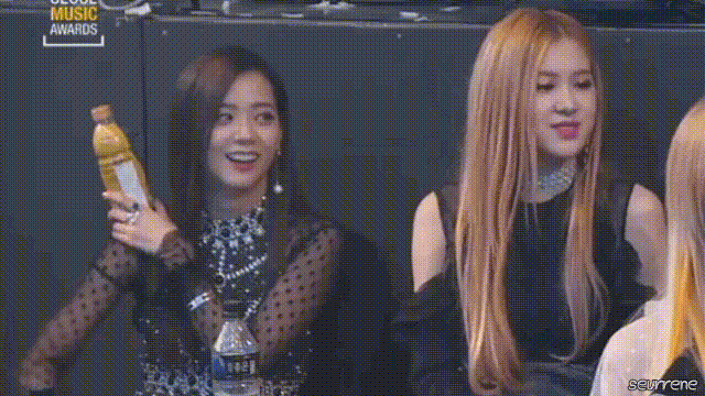[블랙핑크] 물병 가지고 이상한짓 하는 지수.gif | 인스티즈