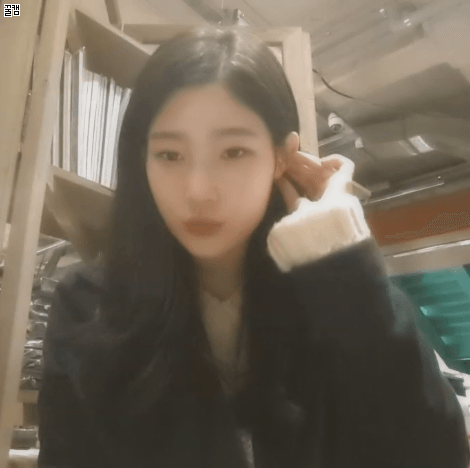 현시각 도서관 놀러온 정채연.gif | 인스티즈