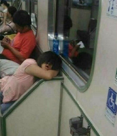지하철서 섬뜩하게 나를 보고 비웃는.jpg | 인스티즈