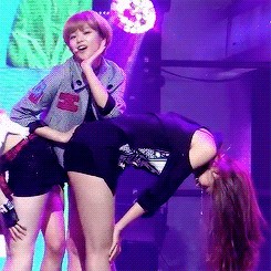 만지는 걸 좋아하는 트와이스 정연이...gif | 인스티즈