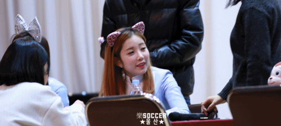 사인회 때 팬이 준 맥주에 기뻐하는 빛채경.gif | 인스티즈