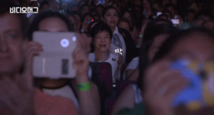아이돌 공연에 신나신 아주머니.gif | 인스티즈