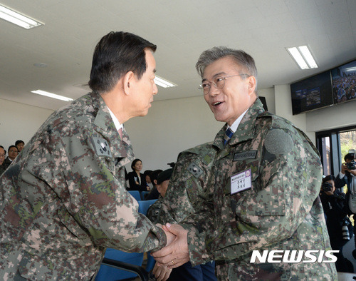 화력격멸훈련 참관하는 문재인 | 인스티즈