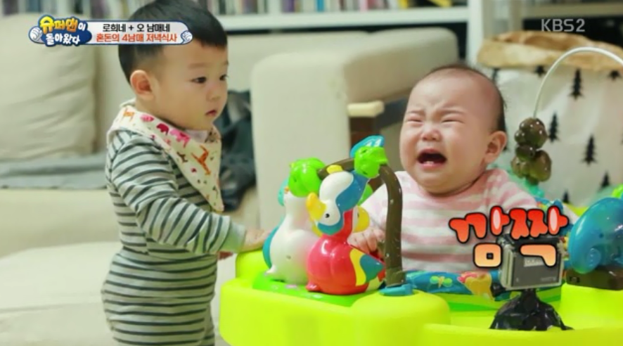 [슈돌] 대박이가 여동생을 돌보는 방법 ㄷㄷㄷ JPG | 인스티즈