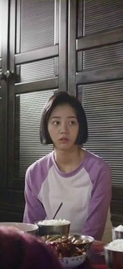 이렇게 같은 옷 계속 돌려입는 여자 주인공은 또 간만인듯..jpg | 인스티즈
