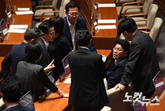 민주당 의원들에게 둘러싸인 장제원.jpg | 인스티즈