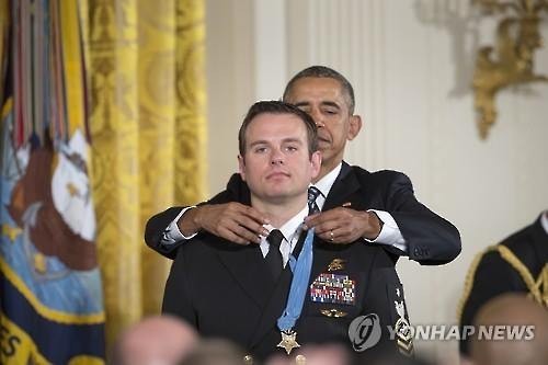 네이비 씰 역사상 살아서 메달 오브 아너 받은 최초의 대원 | 인스티즈