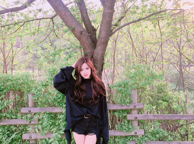 데뷔 후 처음 한 흑발 잘어울리는 로제 인스타 사진들 | 인스티즈