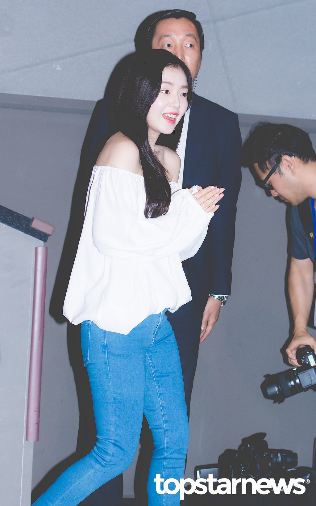 오프숄더 애용하는 레드벨벳 아이린.jpgif | 인스티즈