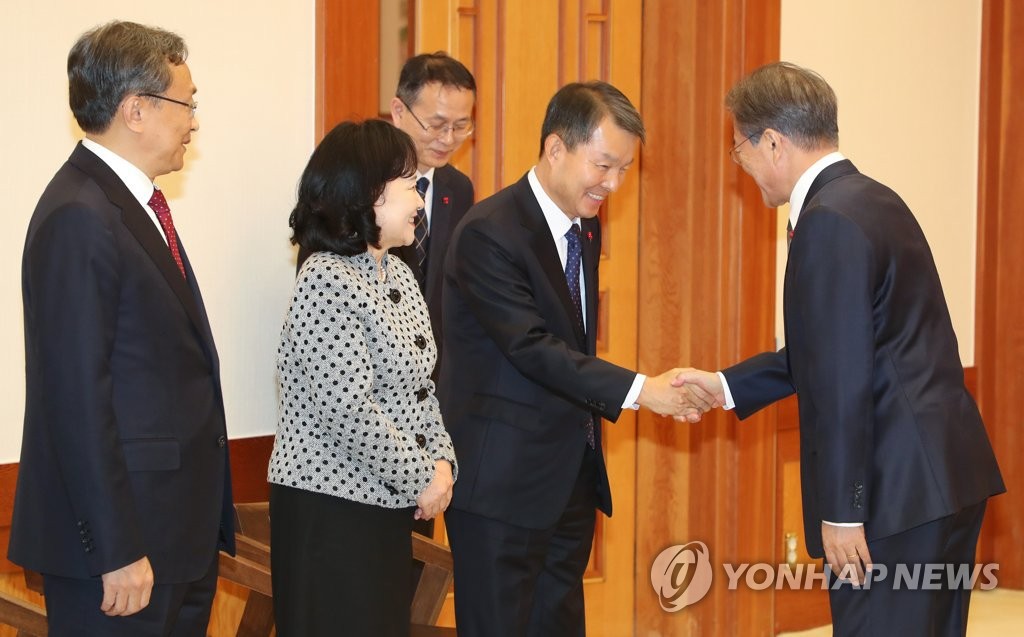 헌법재판관+헌재소장에게 임명장 수여하는 문재인 대통령 | 인스티즈