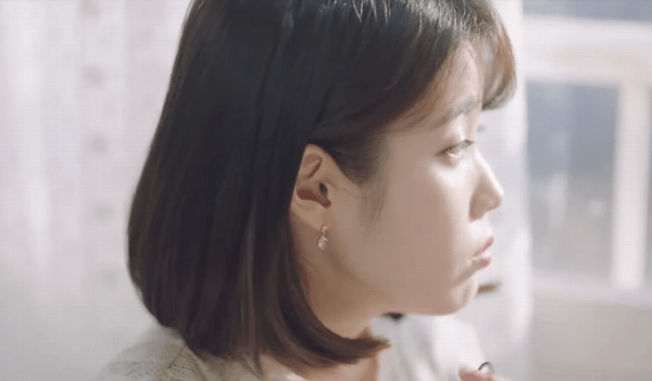 머리 묶는 아이유 | 인스티즈