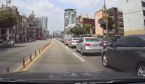 무단횡단 사고.gif (약간놀람주의) | 인스티즈