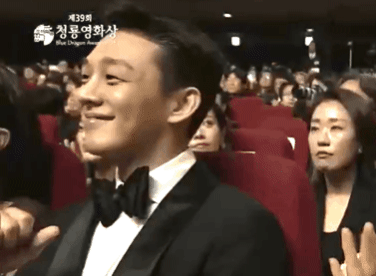 오늘 청룡영화상 트와이스 무대보는 유아인.gif | 인스티즈