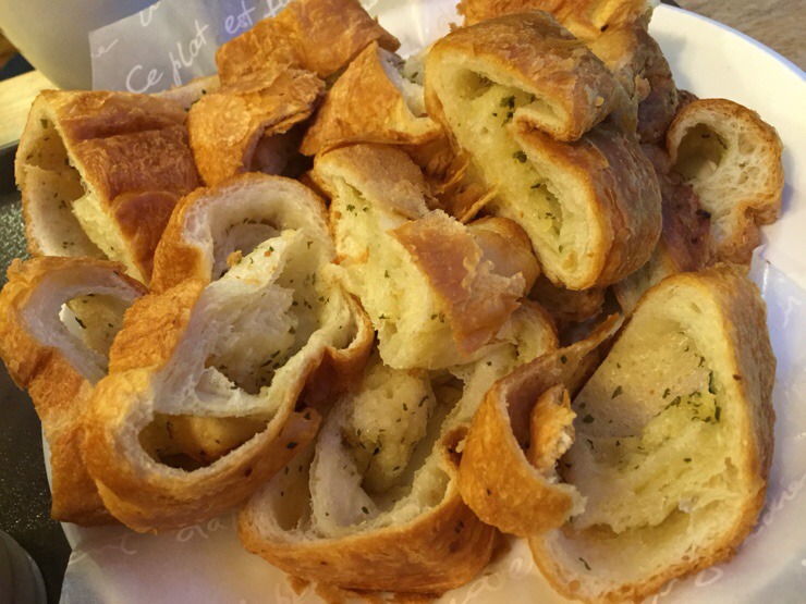 교황이 방한했을 때 후식으로 먹어서 교황빵이라고도 불리는 키스링 마늘빵.jpg | 인스티즈