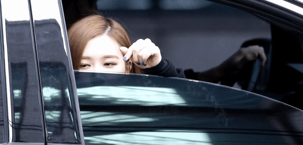 퇴근길 팬들에게 수줍게 대답하는 블랙핑크 로제.gif | 인스티즈