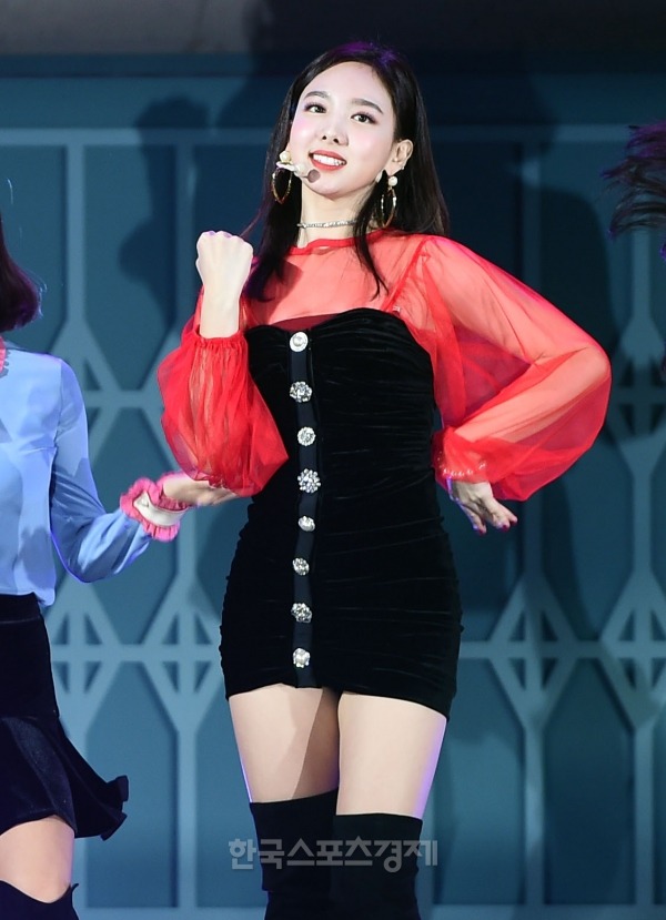 오늘 6시 컴백전 기자쇼케이스 나연이 | 인스티즈