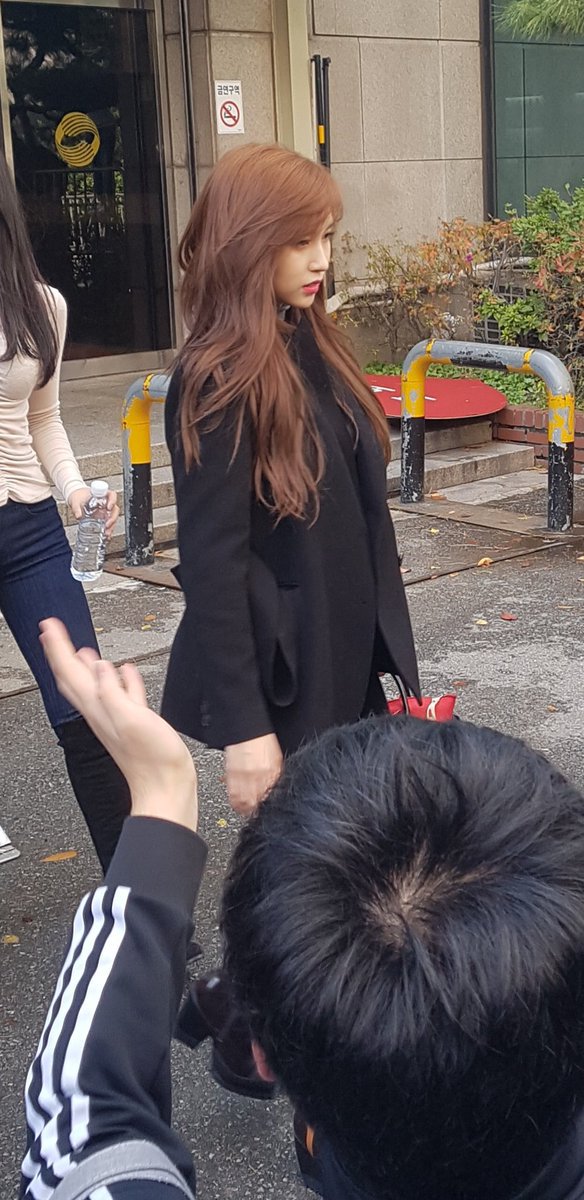 181109 묘이 미나 뮤직뱅크 출근길 | 인스티즈