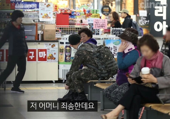 팔을 다친 군인이 전투화 끈을 묶어달라고 한다면? | 인스티즈