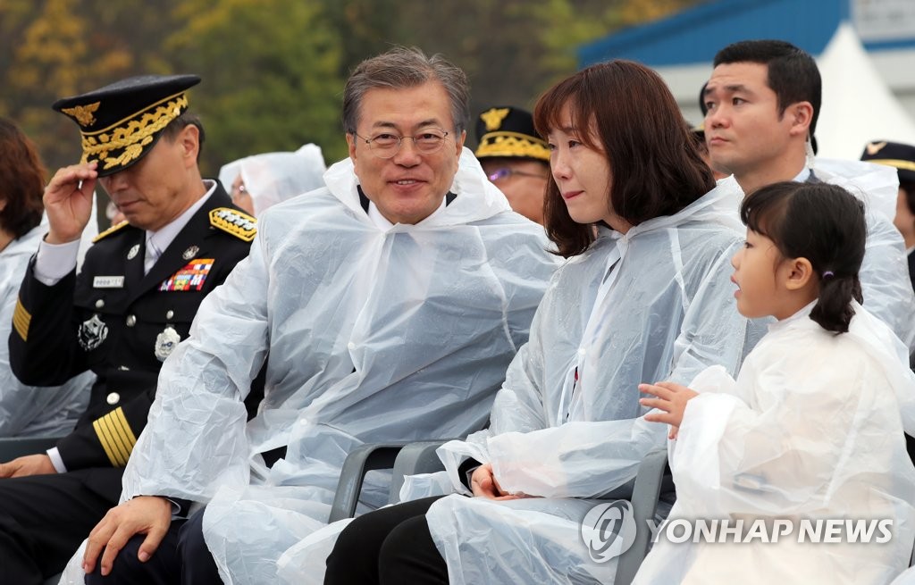 고 한상윤 소방장의 가족분들 다독이고 위로해주는 문재인 대통령 | 인스티즈