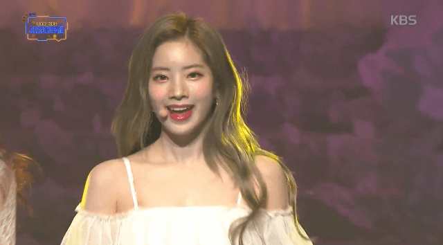 가요대축제에서 하루종일 바빴던 트와이스 다현.gif | 인스티즈
