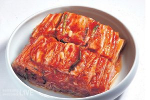 라면 먹을때 김치는 가위로 잘라서 짧게 먹는게 좋다vs젓가락으로 쭉 찢어서 길게 먹는게 좋다 | 인스티즈