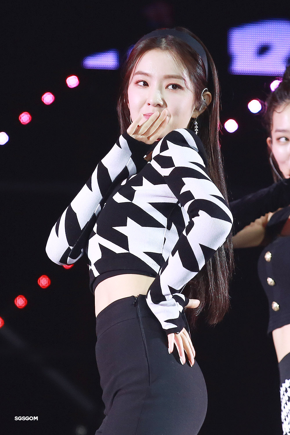 검정 머리띠한 아이린.jpgif | 인스티즈