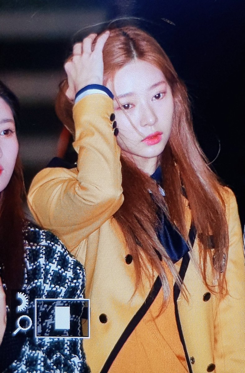 교복 입고 출국하는 김민주 | 인스티즈