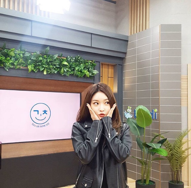 라디오 진행하는 청하.jpg | 인스티즈
