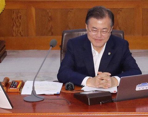 북미정상회담 보고있는 문재인 대통령.jpg | 인스티즈