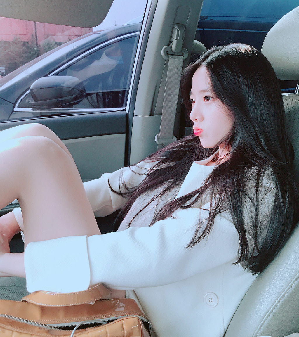 후배가 조수석에 이렇게 앉는다면? | 인스티즈