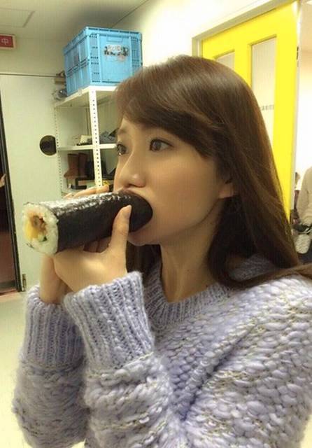 섬나라 처자들의 김밥먹는법.JPG | 인스티즈