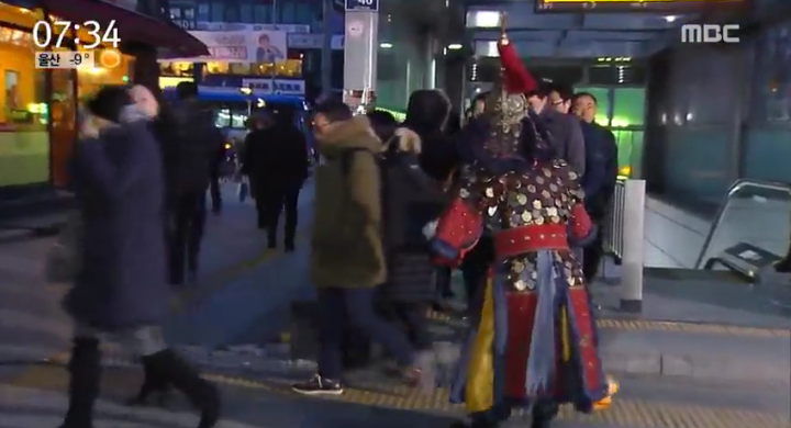출근길 시민들과 인터뷰 시도하는 조세호 | 인스티즈